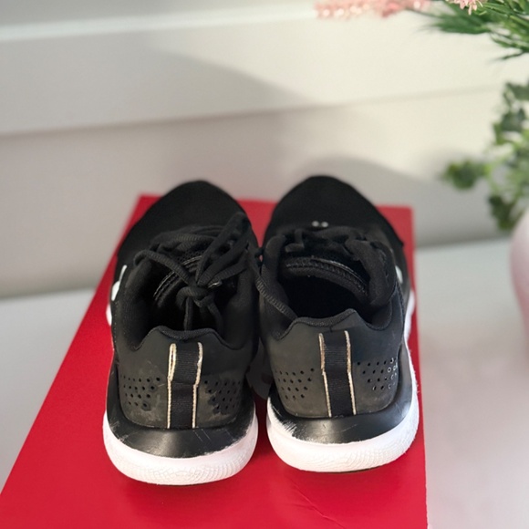 Under armour shoes - Picture 3 of 3
